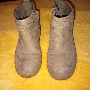 Girls size 9.5, Old Navy faux suede boots